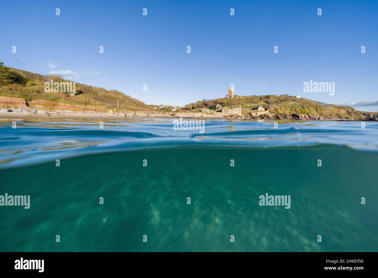 La lumière brille sur le sable à Wembury Beach, Royaume-Uni Banque D'Images