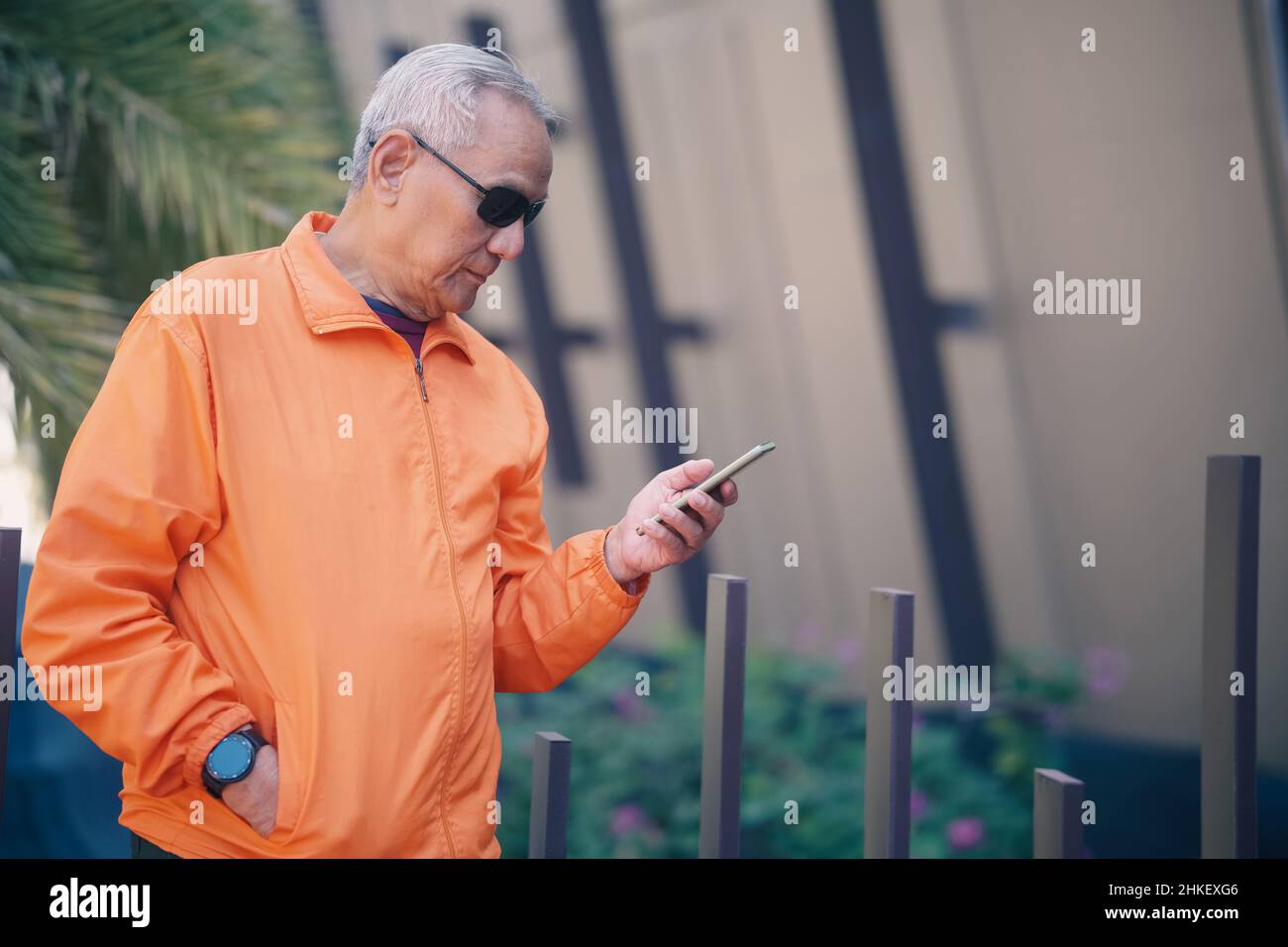 asiatique ancien homme âgé âgé âgé âgé âgé âgé âgé âgé âgé utilisant un téléphone portable mobile à l'extérieur. âge mûr retraite style de vie Banque D'Images