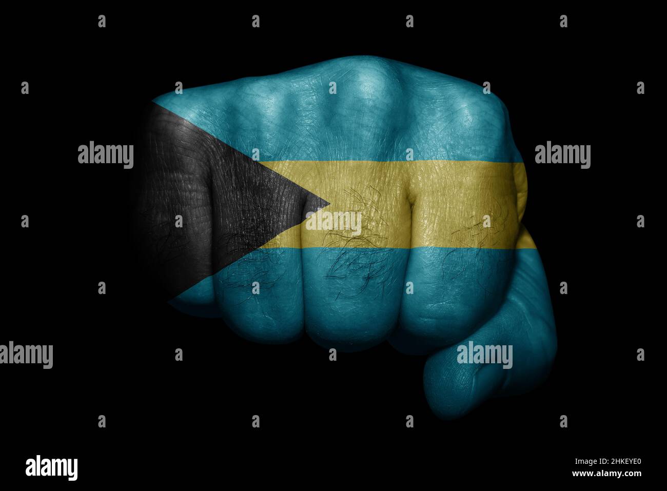 Drapeau des Bahamas peint sur le poing fort sur fond noir Banque D'Images Drapeau des Bahamas peint sur le poing fort sur fond noir Banque D'Images