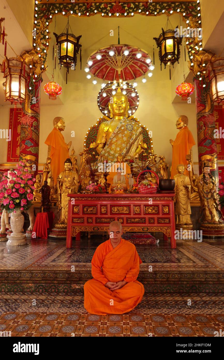 Méditer le moine bouddhiste en position lotus à Temple, Bangkok, Thaïlande Banque D'Images