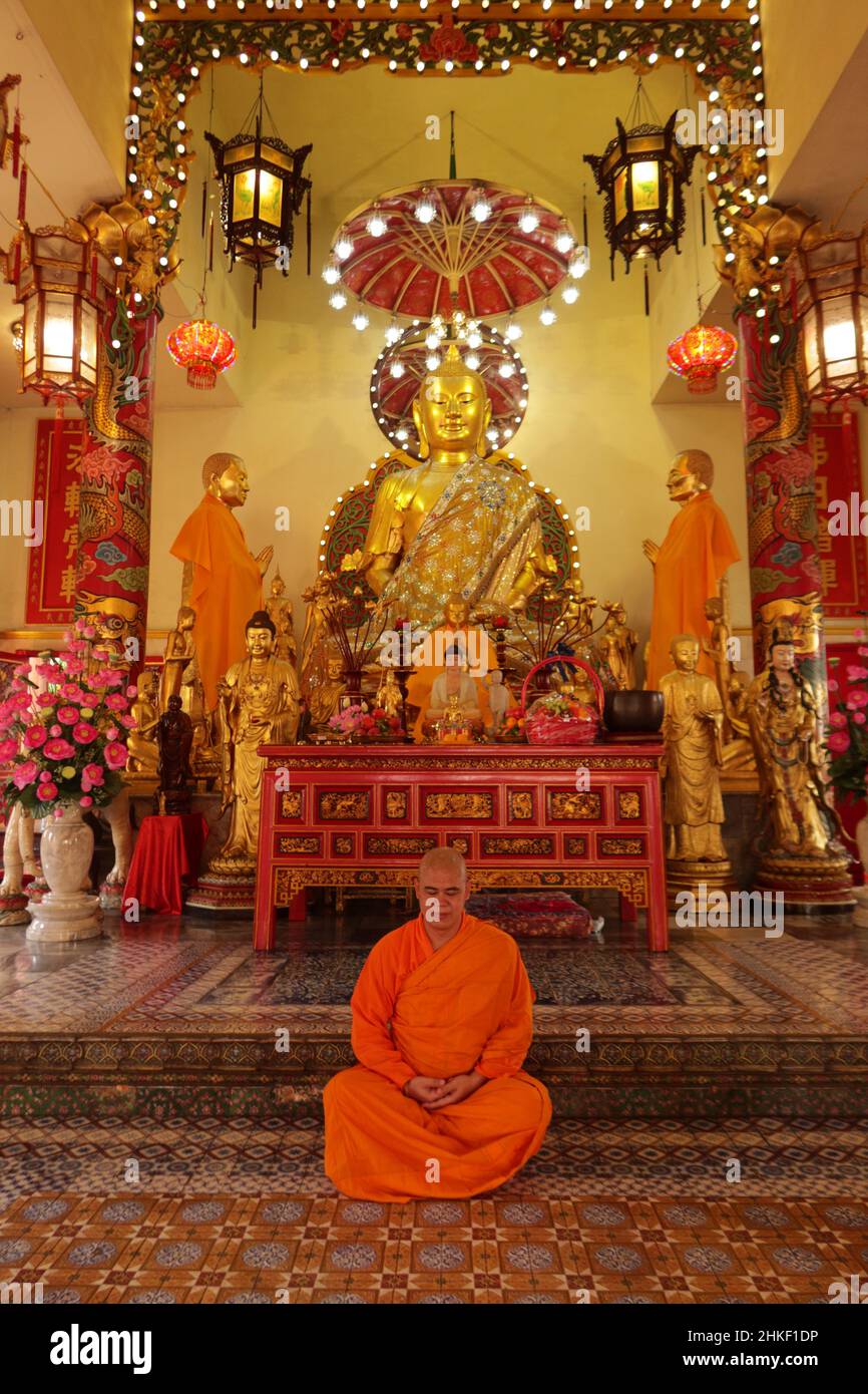 Méditer le moine bouddhiste en position lotus à Temple, Bangkok, Thaïlande Banque D'Images