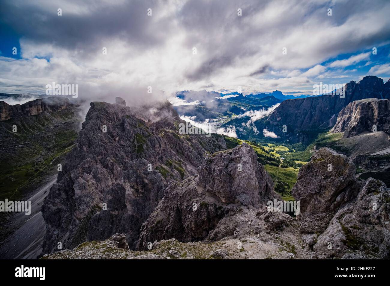 Vue aérienne sur les sommets du groupe Puez jusqu'à Corvara et la vallée du Val Badia, couverte de nuages, vue depuis le sommet du Grand Cirl. Banque D'Images