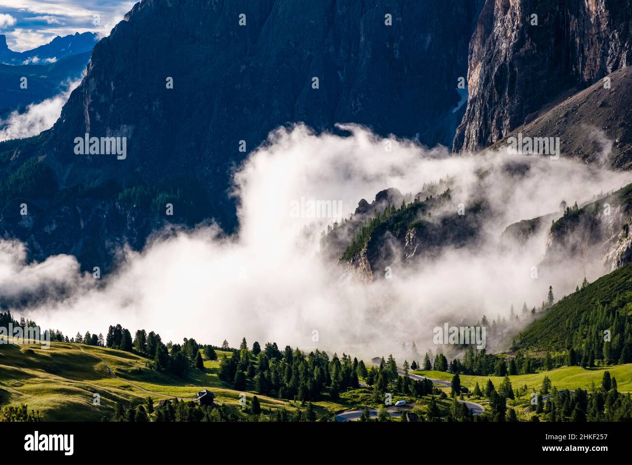 Vue aérienne sur les parois rocheuses du groupe Sella et de la vallée du Val Badia, couvertes de nuages, vue depuis le sommet du Grand Circ. Banque D'Images