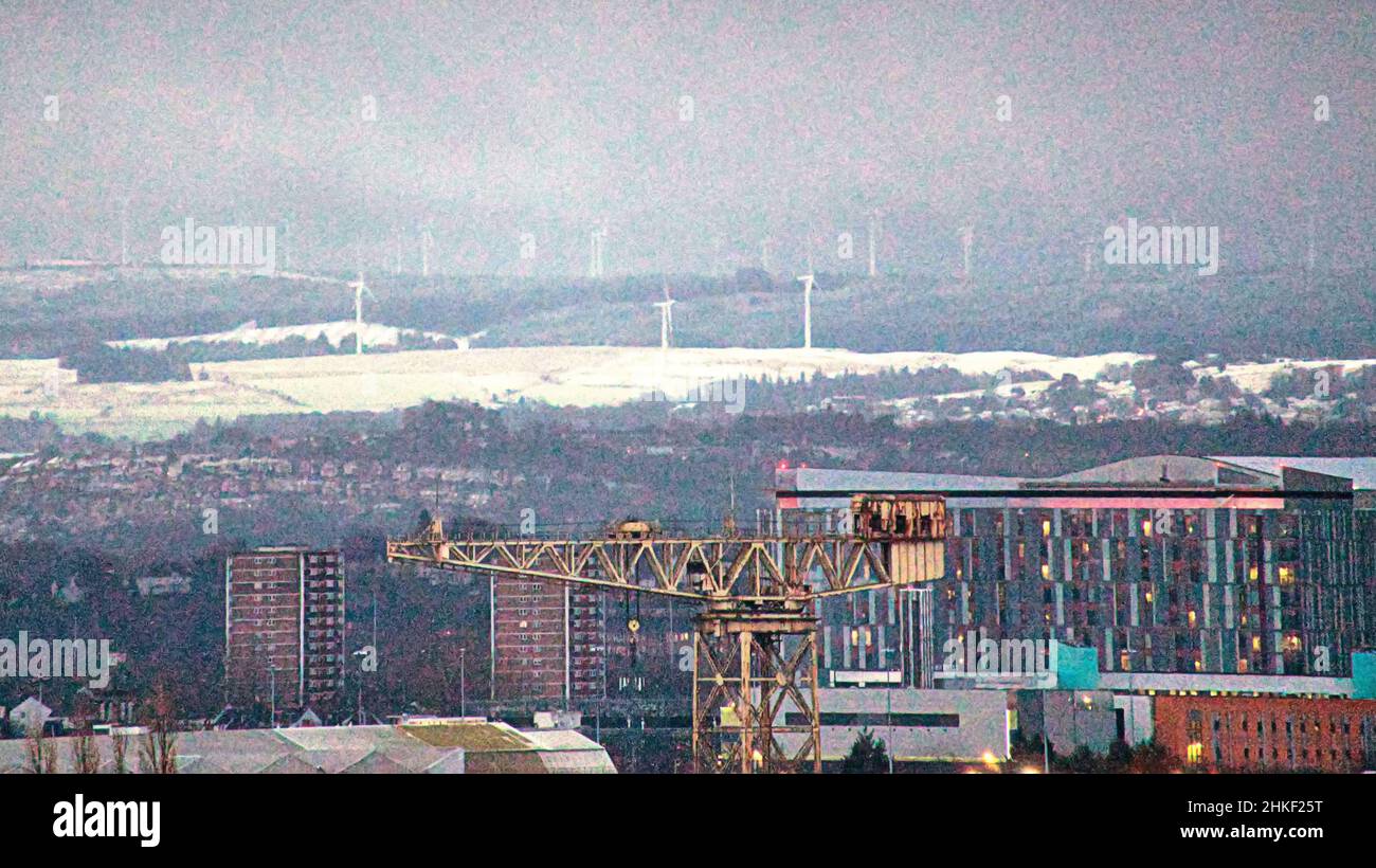 Glasgow, Écosse, Royaume-Uni 4th février 2022.Météo au Royaume-Uni : la neige le rend sur les collines autour de la ville à mesure que l'hiver revient.Au sud de la ville et de ses parcs éoliens.Crédit Gerard Ferry/Alay Live News Banque D'Images