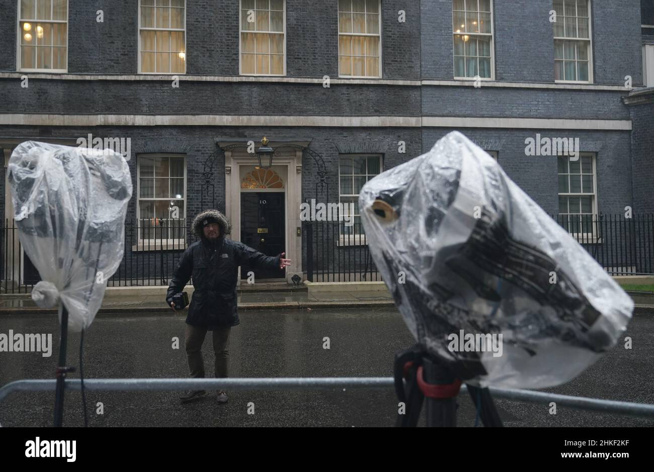 Les équipements de télévision sont protégés de la pluie à Downing Street, Londres, alors que les médias attendent que toute activité se produise.Le cercle intime du Premier ministre Boris Johnson a été secoué par une foule de démissions après que quatre collaborateurs principaux aient quitté leurs fonctions jeudi.Date de la photo : vendredi 4 février 2022.Voir PA Story POLITICS Johnson.Le crédit photo devrait se lire: Yui Mok/PA Wire Banque D'Images