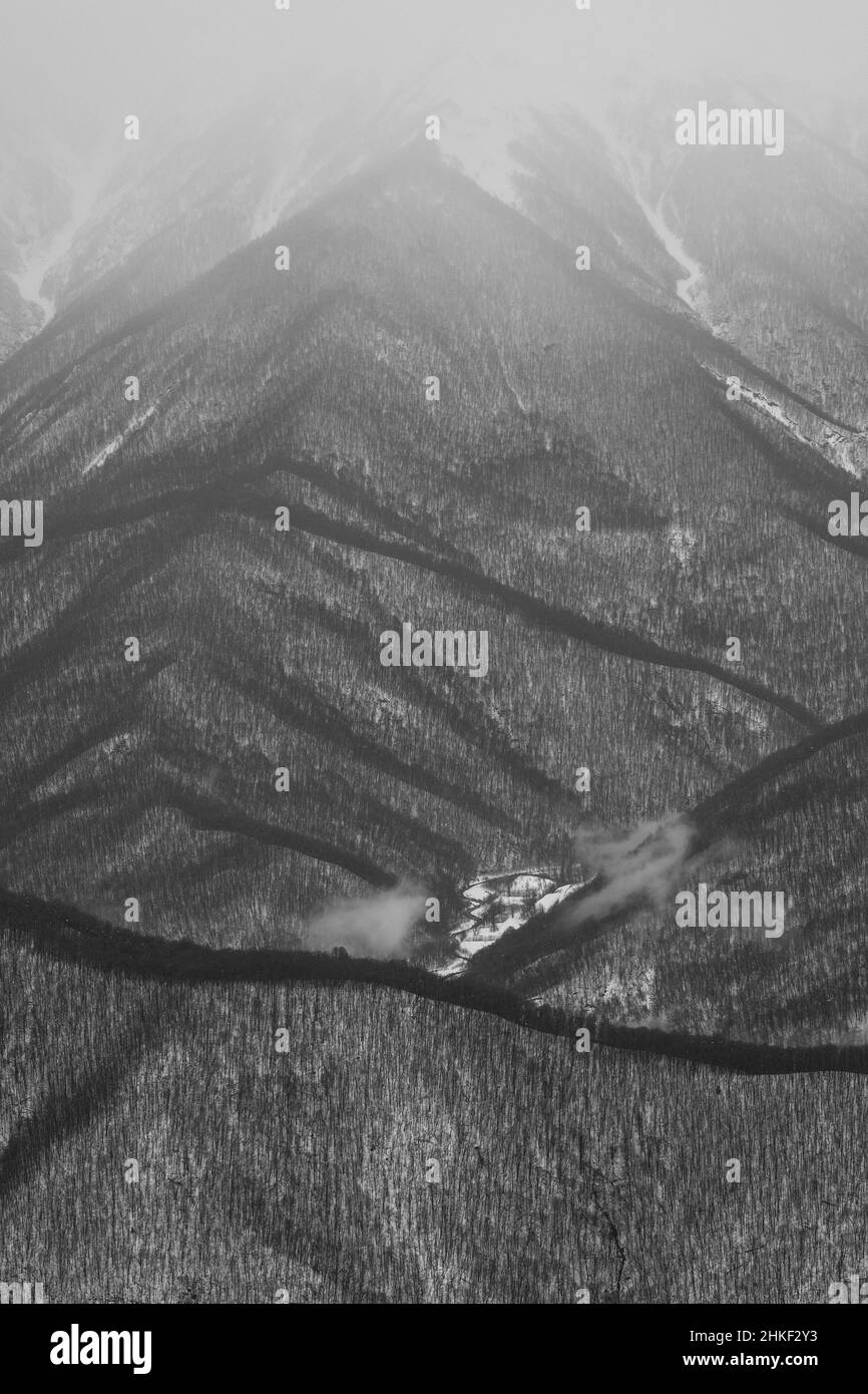 Pistes de montagne à Krasnaya Polyana pendant la chute de neige Banque D'Images