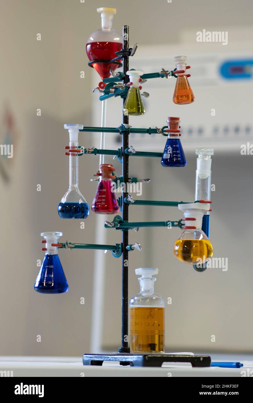 Laboratoire de chimie.Diverses solutions colorées dans le flacon . Banque D'Images