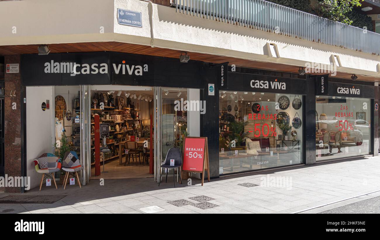 VALENCIA, ESPAGNE - 02 FÉVRIER 2022: Casa Viva est une marque espagnole de meubles et de magasins de décoration Banque D'Images