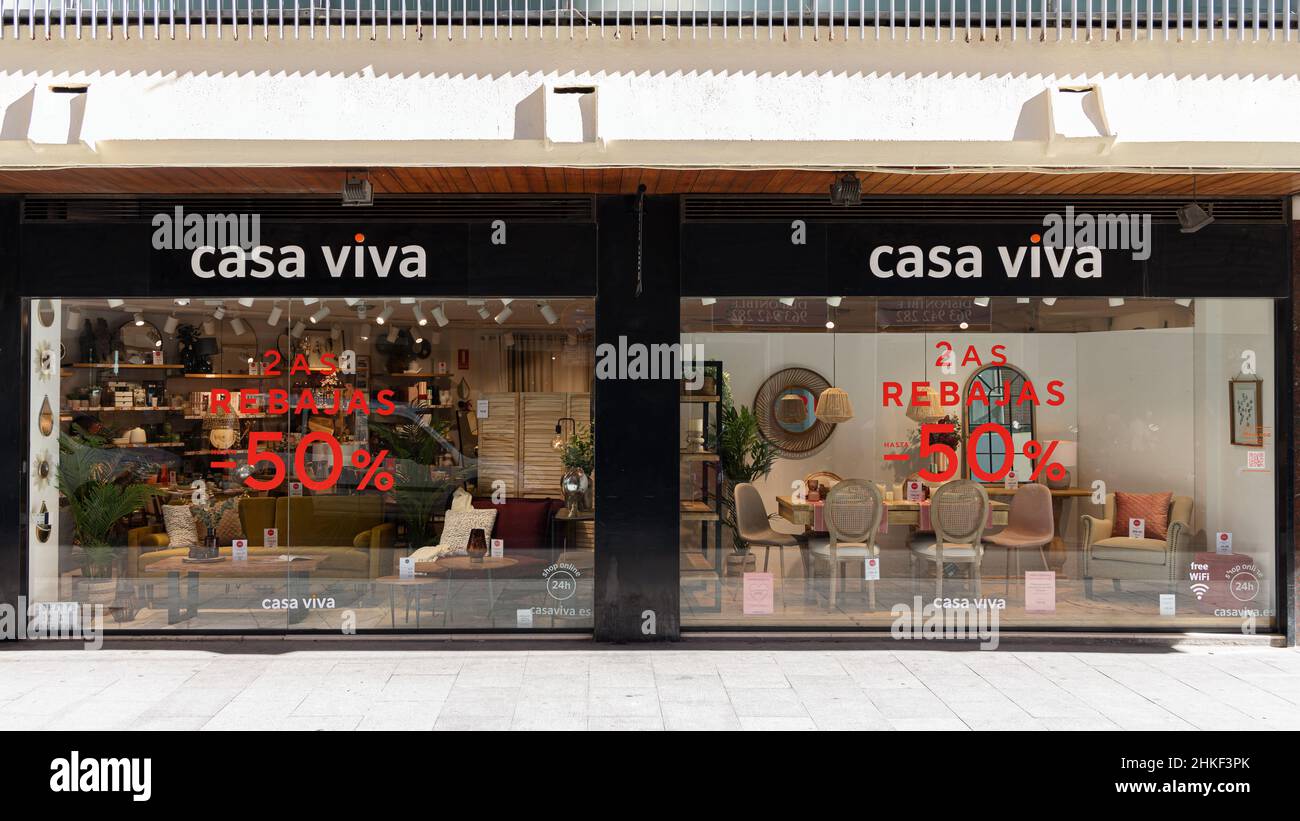VALENCIA, ESPAGNE - 02 FÉVRIER 2022: Casa Viva est une marque espagnole de meubles et de magasins de décoration Banque D'Images