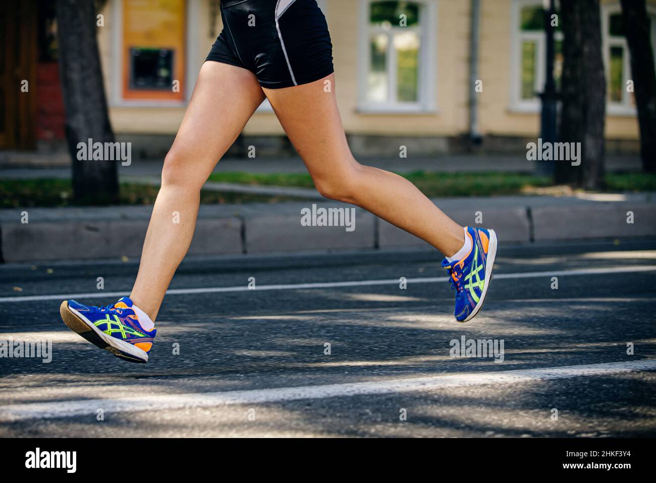 Ekaterinbourg, Russie - 7 août 2016 : jambes homme coureur en chaussures de  course ASICS en Europe-Asie Marathon Photo Stock - Alamy