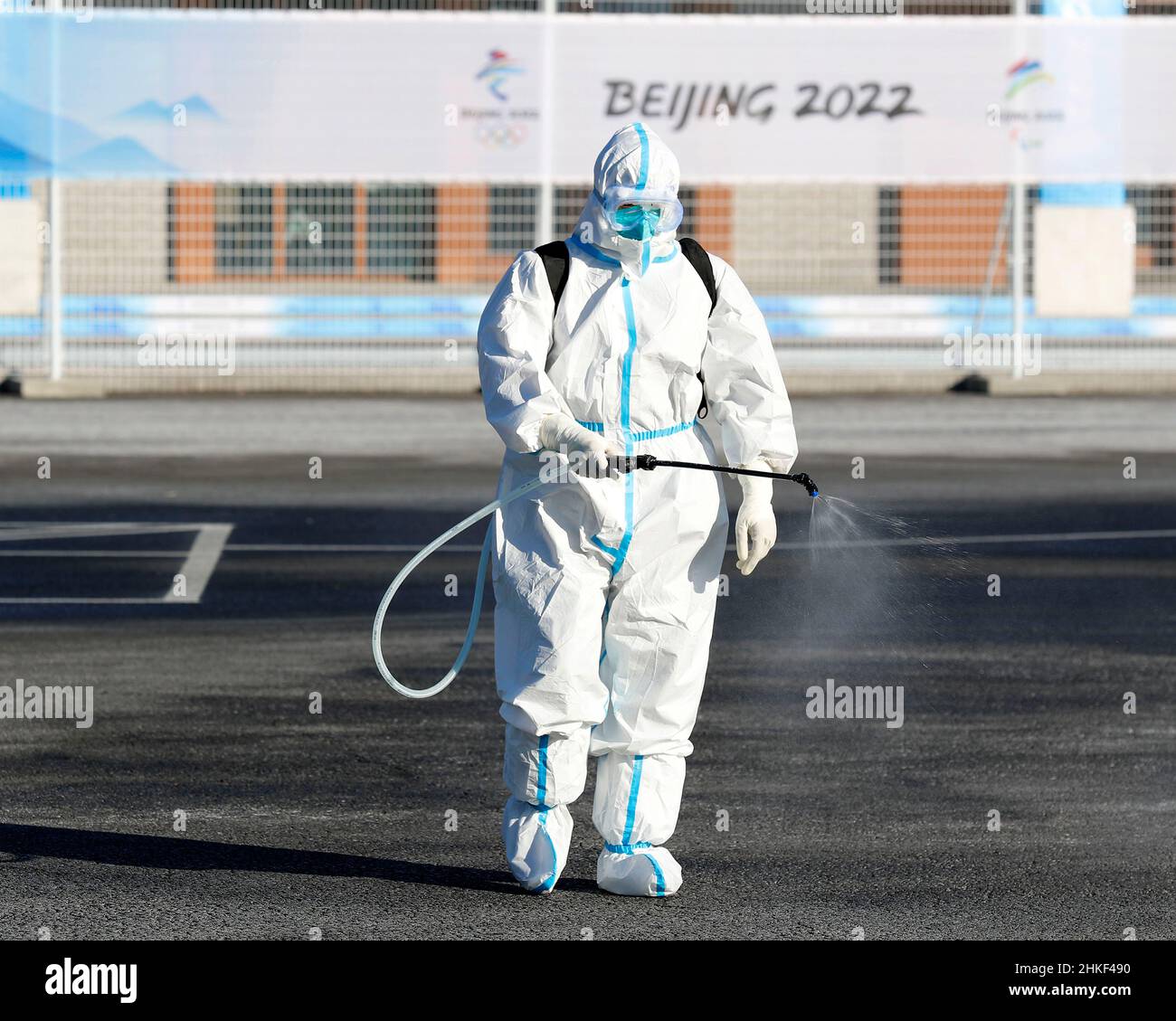 Pékin, Chine.3rd févr. 2022.Un travailleur des Jeux Olympiques vêtu d'un équipement de protection contre la COVID-19, vaporise un centre de transport aux Jeux Olympiques d'hiver de 2022 à Beijing au Yanqing Cluster (image de crédit : © David G. McIntireZUMA Press Wire) Banque D'Images