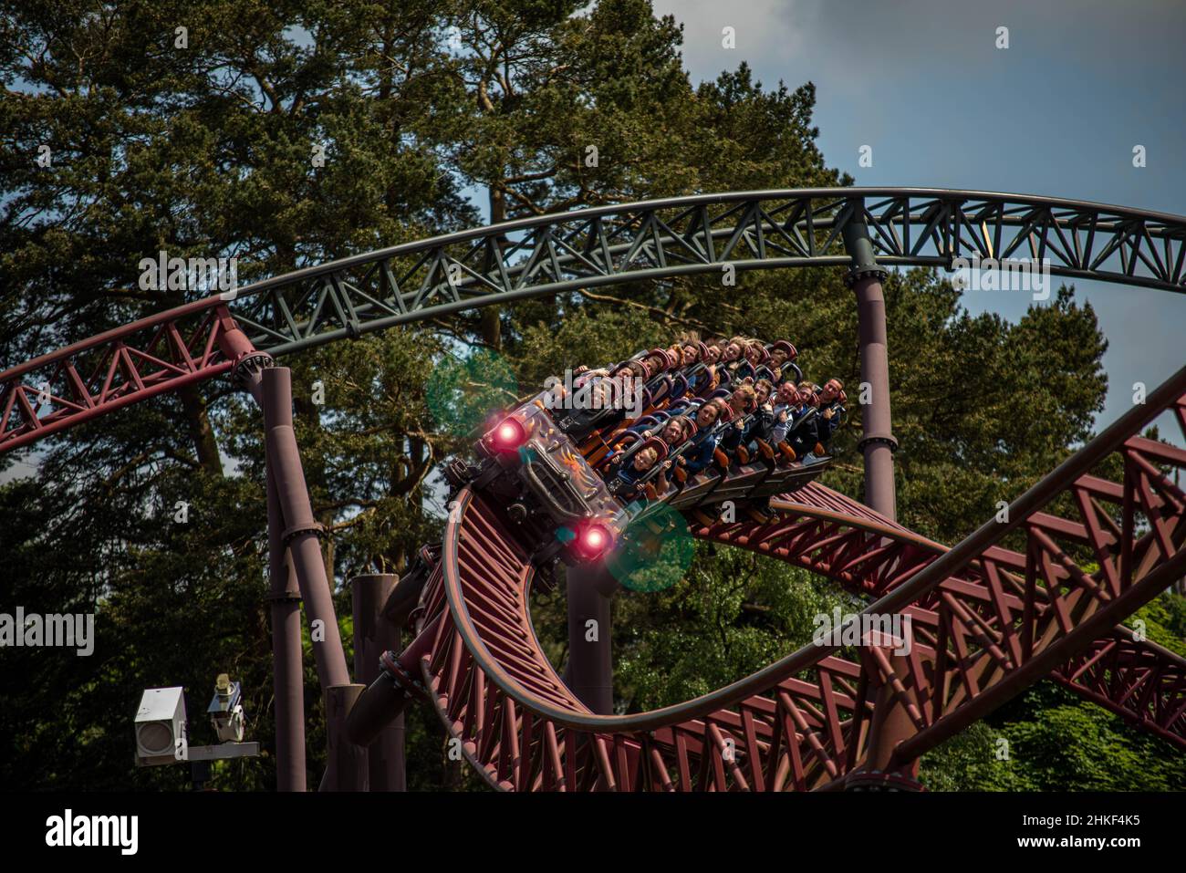 RITA Rollercoaster à Alton Towers situé dans la zone sombre Forrest du parc à thème , image éditée avec des phares Banque D'Images