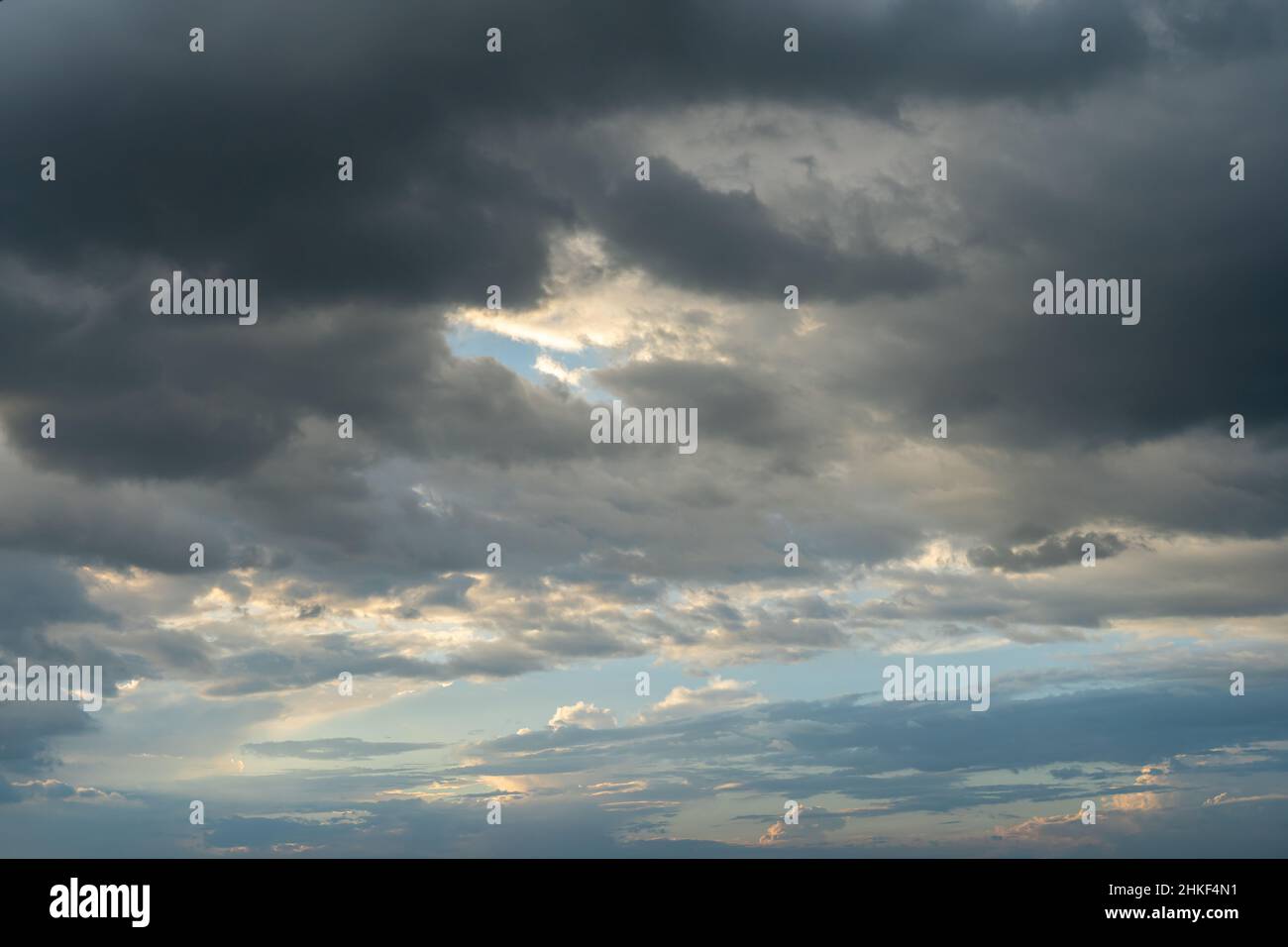 Photo panoramique des nuages de tempête sur le ciel Banque D'Images