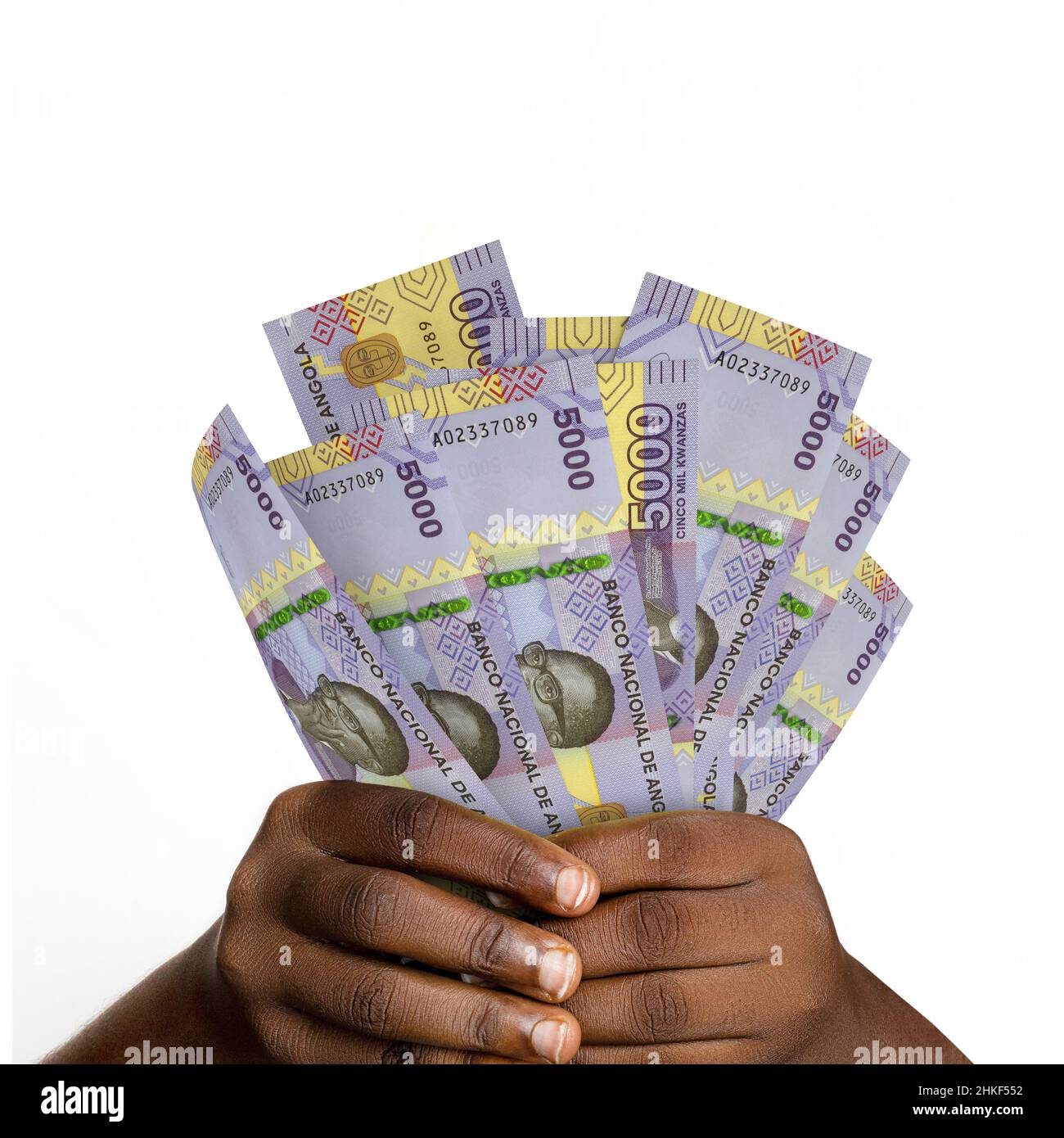 Main noire tenant 3D rendu 5000 notes angolaises kwanza. gros plan des mains tenant des billets en monnaie angolaise Banque D'Images