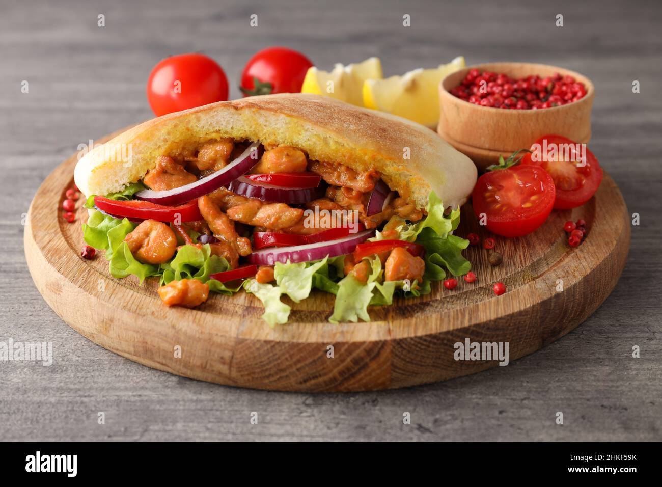 Concept de nourriture savoureuse avec pita au poulet, gros plan Banque D'Images