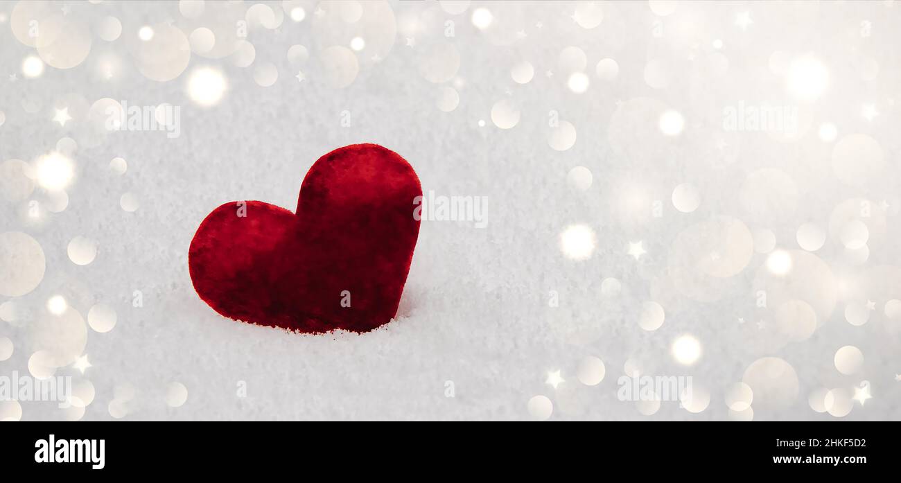 Cœur rouge sur la neige en hiver. Fêtes Happy Saint Valentin célébration coeur amour concept Banque D'Images