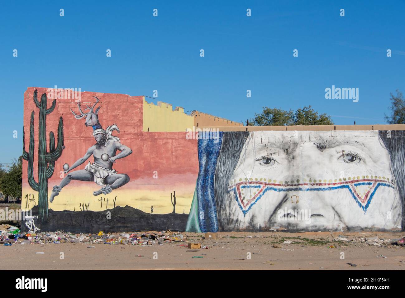 Une fresque d'art indienne peinte sur un bâtiment, Arts District, Puerto Penasco, Baja California, Etats-Unis. Banque D'Images