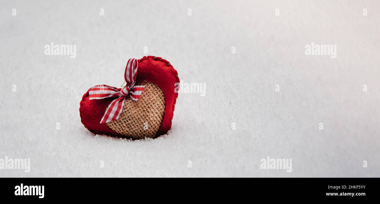 Cœur rouge sur la neige en hiver. Fêtes Happy Saint Valentin célébration coeur amour concept Banque D'Images