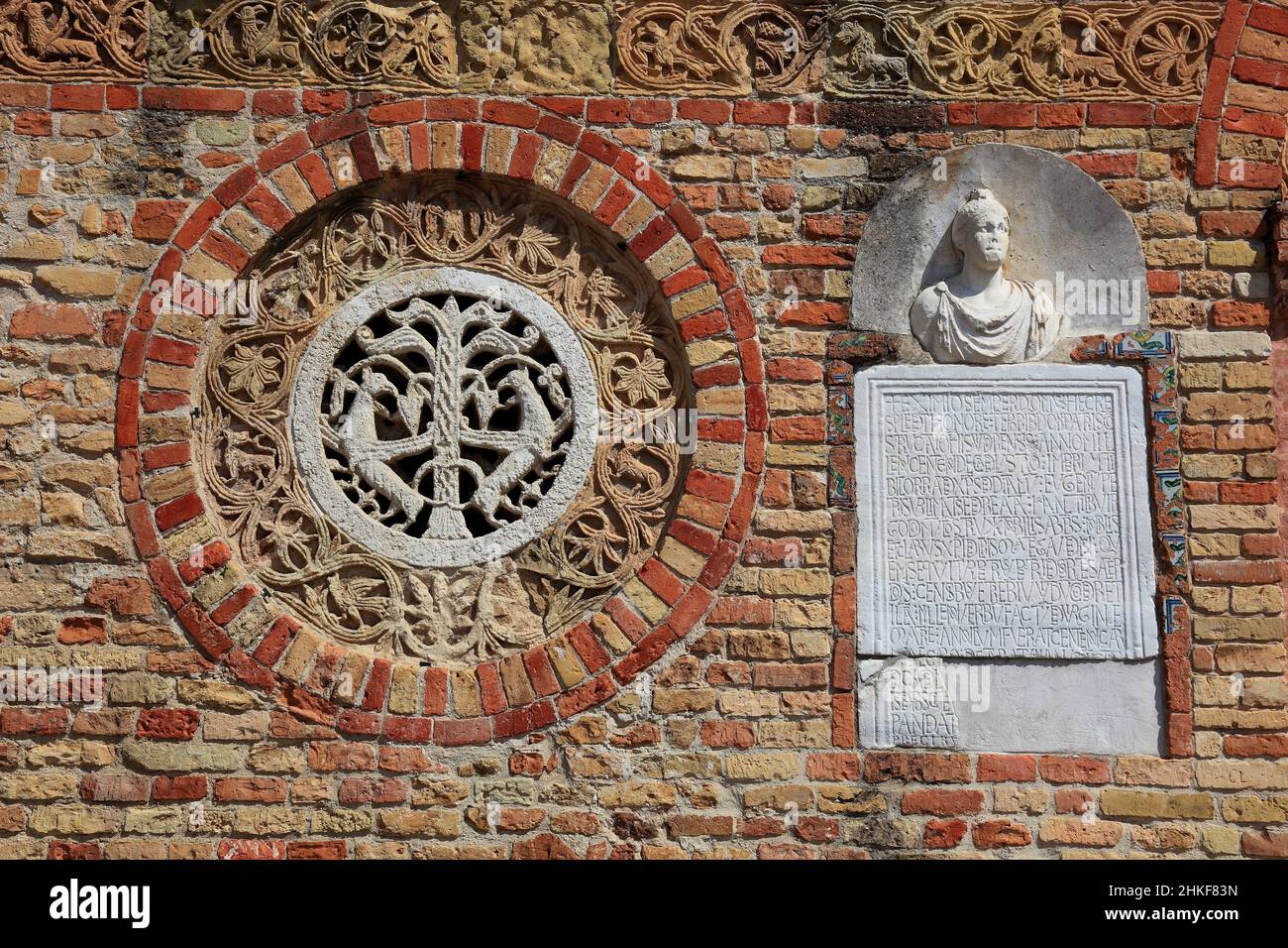 Rundfenster an der Außenseite der Vorhalle, Pomposa, Abbatia Sanctae Mariae Pomposae, ehemalige Abtei des Benediktiner-Ordens an der Mündung des po, G Banque D'Images