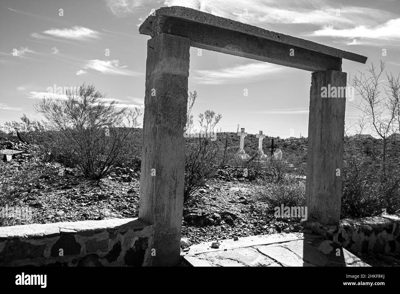 Une image en noir et blanc de l'entrée d'un cimetière situé sur le bord de la route, juste à l'extérieur de la ville de Sonoyta Banque D'Images