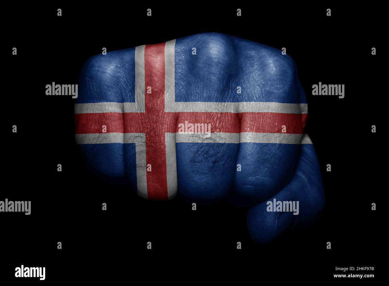 Drapeau de l'Islande peint sur un poing fort sur fond noir Banque D'Images Drapeau de l'Islande peint sur un poing fort sur fond noir Banque D'Images