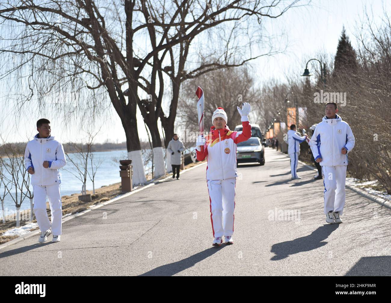 Pékin, Chine.4th févr. 2022.Le porteur de la torche Jiang Qing (C) court avec la torche pendant le Relais de la torche olympique de Beijing 2022 au Parc forestier du Grand Canal, dans le district de Tongzhou, capitale de la Chine, le 4 février 2022.Credit: Chen Zhonghao/Xinhua/Alay Live News Banque D'Images
