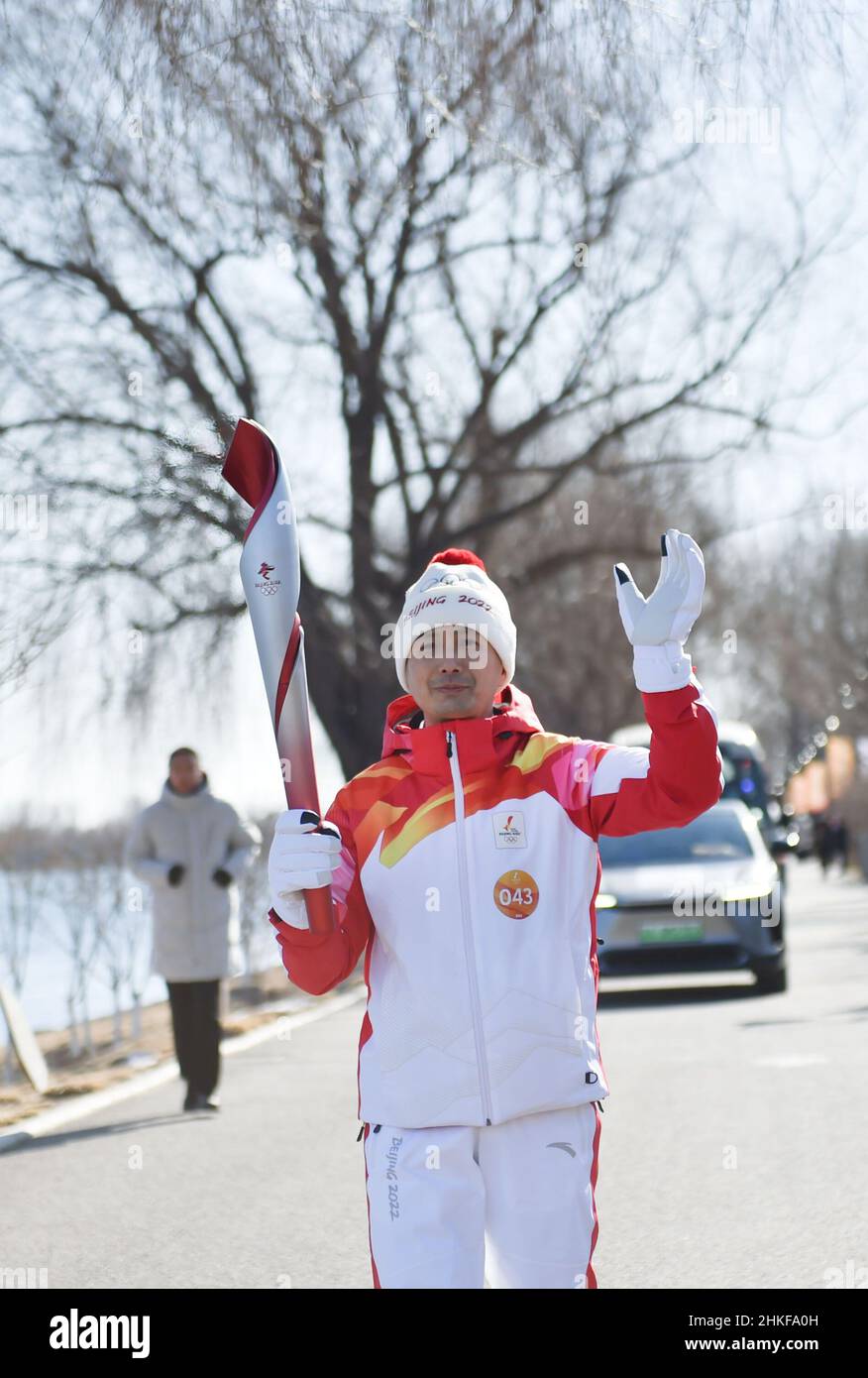 Pékin, Chine.4th févr. 2022.Le porteur de la torche Jiang Qing court avec la torche pendant le relais de la torche olympique de Beijing 2022 au parc forestier du Grand Canal dans le district de Tongzhou, capitale de la Chine, le 4 février 2022.Credit: Chen Zhonghao/Xinhua/Alay Live News Banque D'Images
