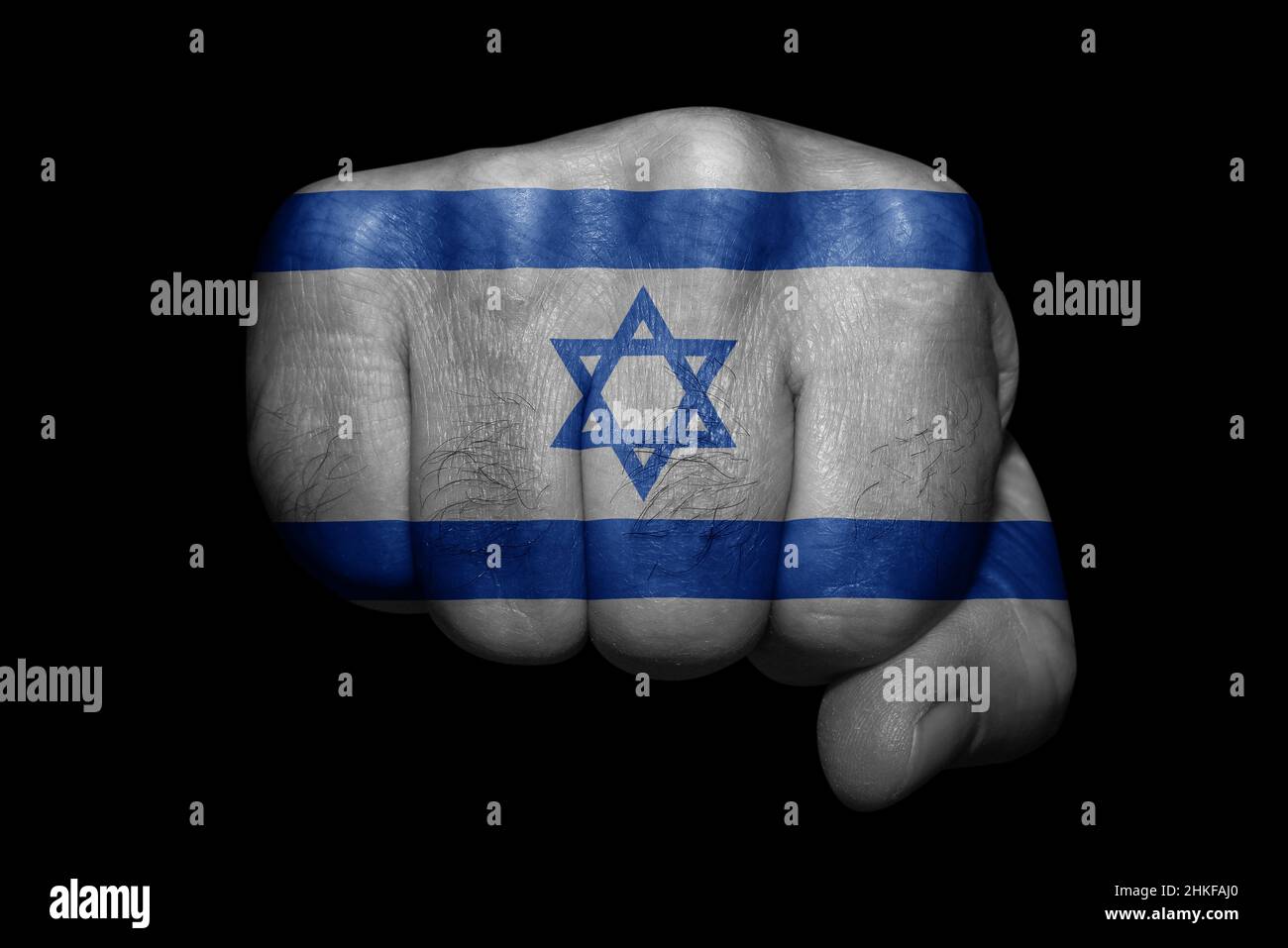 Drapeau d'Israël peint sur un poing fort sur fond noir Banque D'Images Drapeau d'Israël peint sur un poing fort sur fond noir Banque D'Images