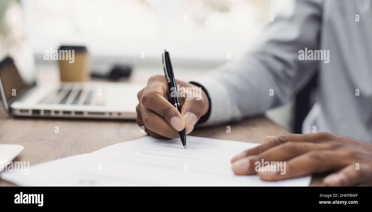 Homme d'affaires signant un document officiel, employé tenant un stylo en mettant la signature au contrat papier Banque D'Images