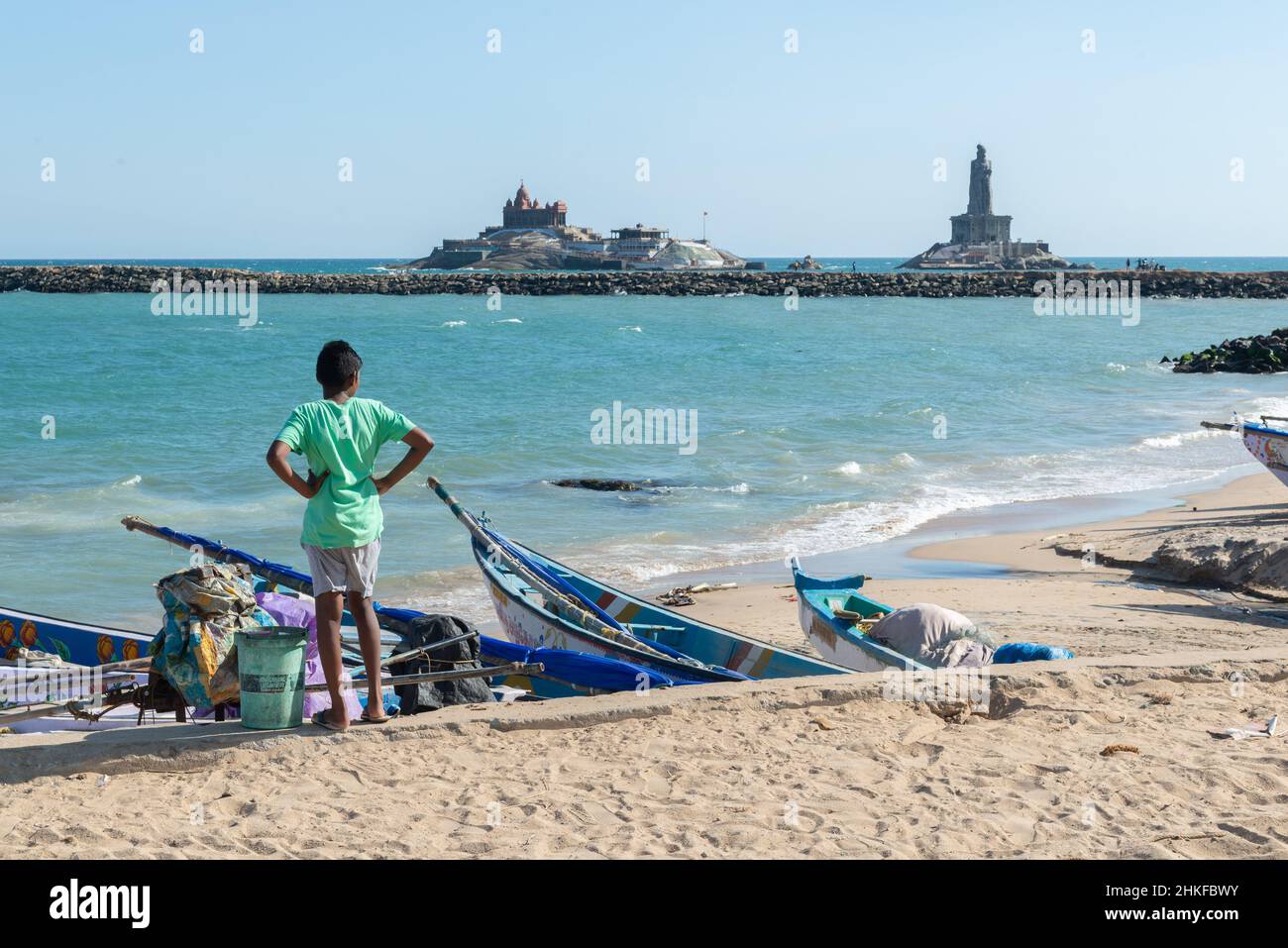 Kanniyakumari, Inde - janvier 2022 : monument commémoratif du Rocher de Vivekananda et statue de Thiruvalluvar vus par la côte. Banque D'Images