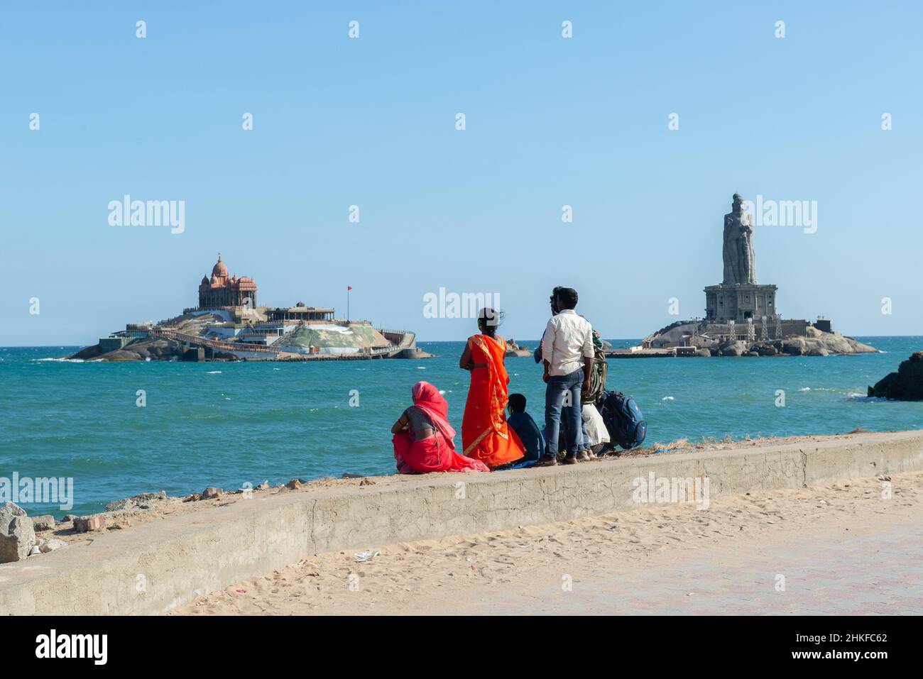 Kanniyakumari, Inde - janvier 2022 : monument commémoratif du Rocher de Vivekananda et statue de Thiruvalluvar vus par la côte. Banque D'Images