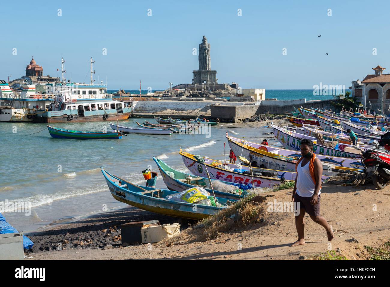 Kanniyakumari, Inde - janvier 2022 : monument commémoratif du Rocher de Vivekananda et statue de Thiruvalluvar vus par la côte. Banque D'Images
