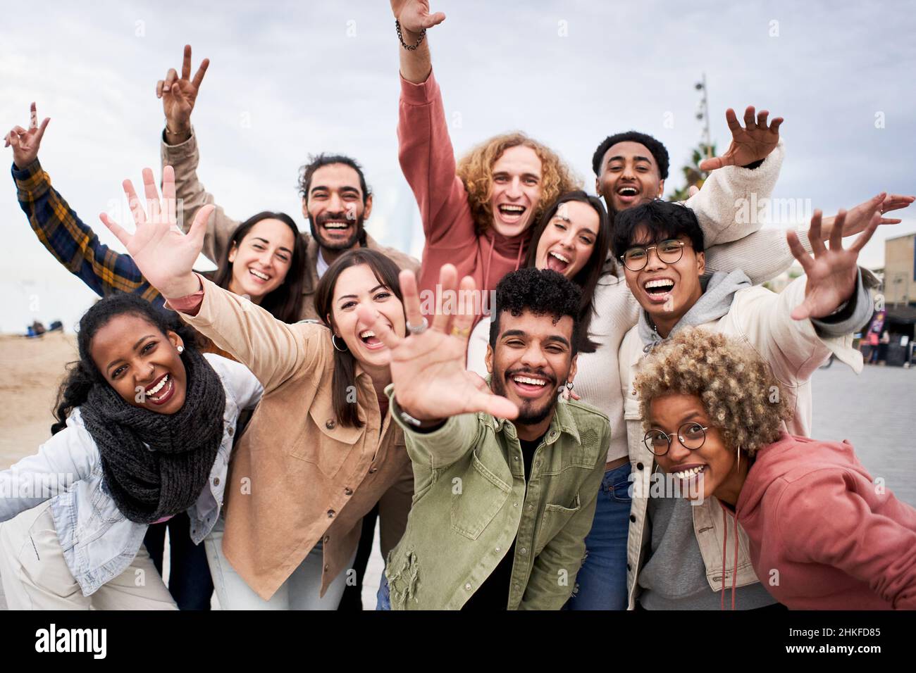 Grand groupe de jeunes amis joyeux prenant le portrait de selfie.Des gens heureux qui regardent l'appareil photo souriant.Concept de communauté, de mode de vie des jeunes et Banque D'Images