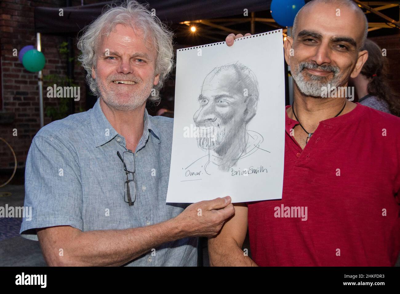 Sheffield, Royaume-Uni - juin 22 : l'artiste Brian Shields pose avec Omar et son dessin de caricature, lors de la fête d'anniversaire de la Sheffield Creative Guild 2nd, Banque D'Images