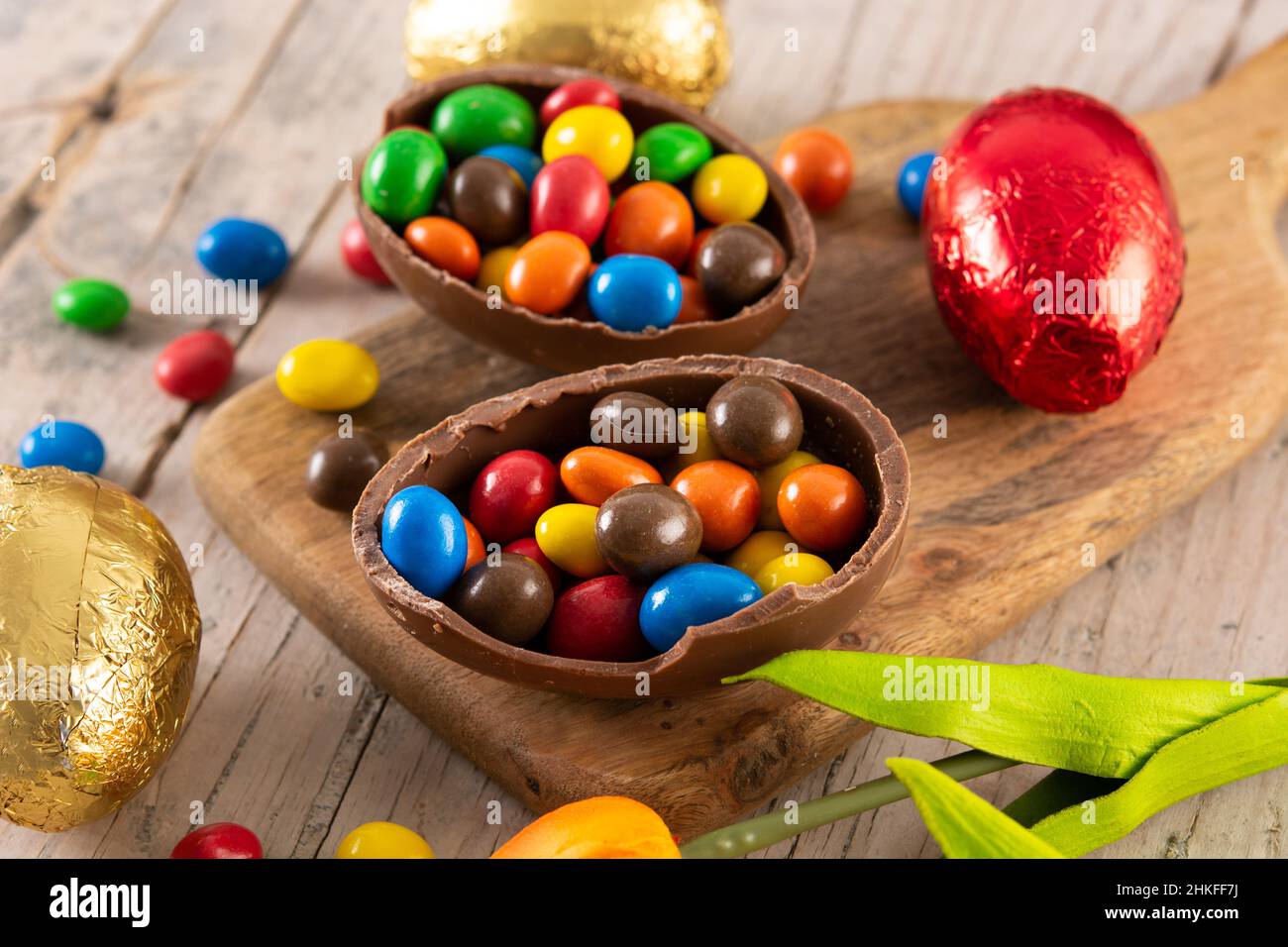 Les oeufs de Pâques en chocolat coloré sur table en bois Banque D'Images