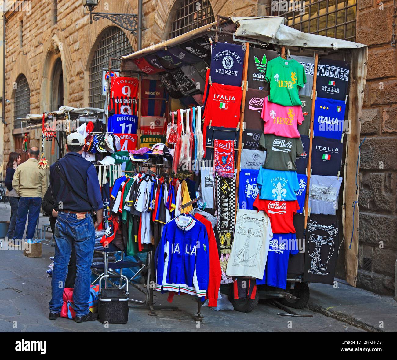 Marché avec des chemises, des marchandises et des souvenirs à Florence, Florence, Toscane, Italie Banque D'Images