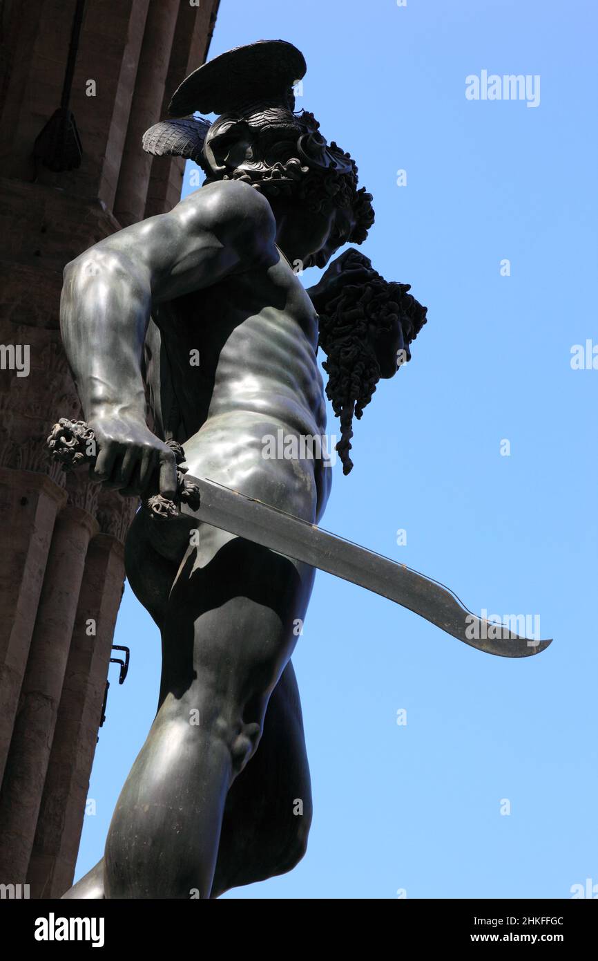 Perseus avec la tête de la Medusa, statue de Benvenuto Cellini, loggia dei Lanzi, Piazza della Signoria, Florence, Toscane,Italie Banque D'Images