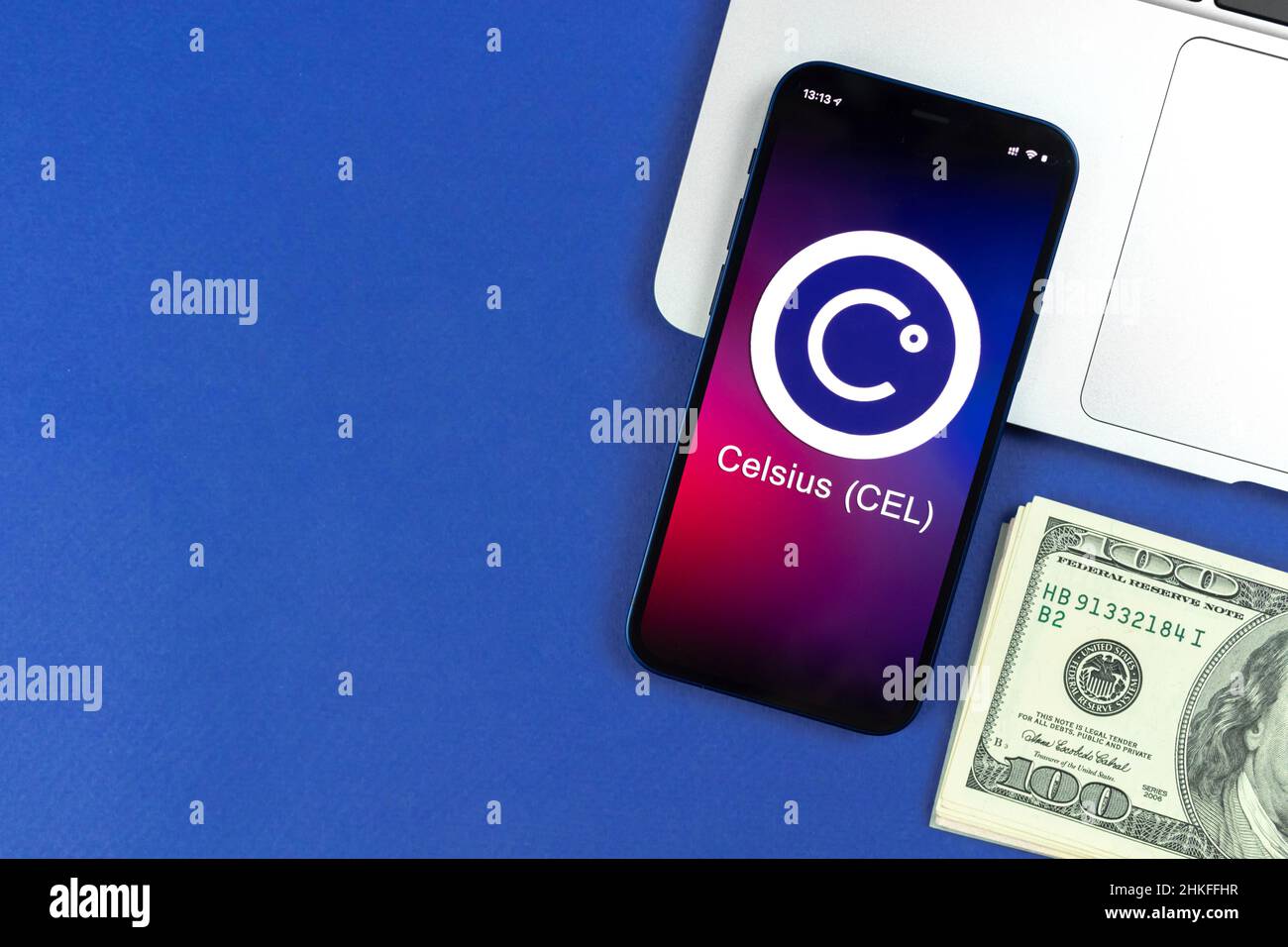 Kharkov, Ukraine - 31 janvier 2022 : symbole de pièce Celsius CEL.Le commerce avec la crypto-monnaie, l'argent numérique et virtuel, la banque avec le concept de téléphone mobile. Banque D'Images