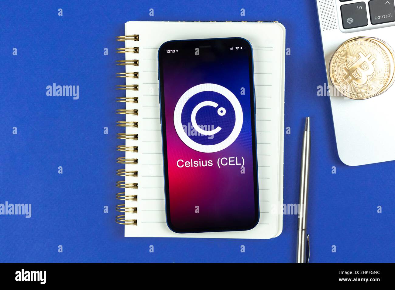 Kharkov, Ukraine - 31 janvier 2022 : symbole de pièce Celsius CEL.Le commerce avec la crypto-monnaie, l'argent numérique et virtuel, la banque avec le concept de téléphone mobile. Banque D'Images