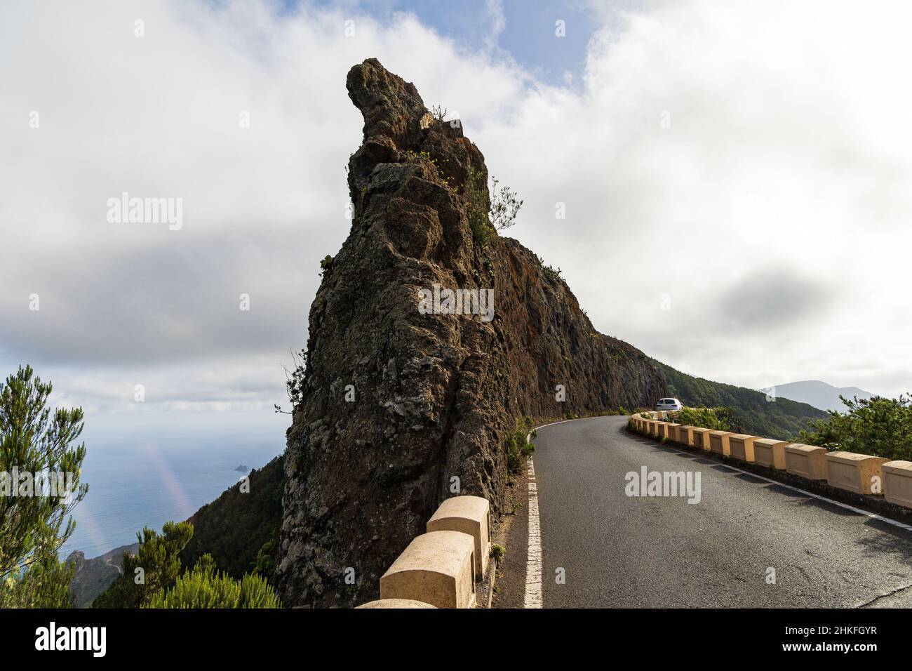 Face de roche mince et imposante à côté de la route dans les montagnes d'Anaga, Tenerife, Espagne Banque D'Images