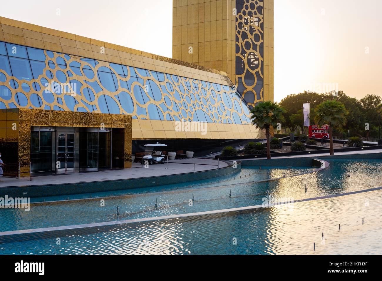 Dubaï, Émirats arabes Unis, 24.09.21.Façade dorée ornementale au cadre de Dubaï, entrée au bâtiment avec piscines brillantes autour, Zabeel Park. Banque D'Images