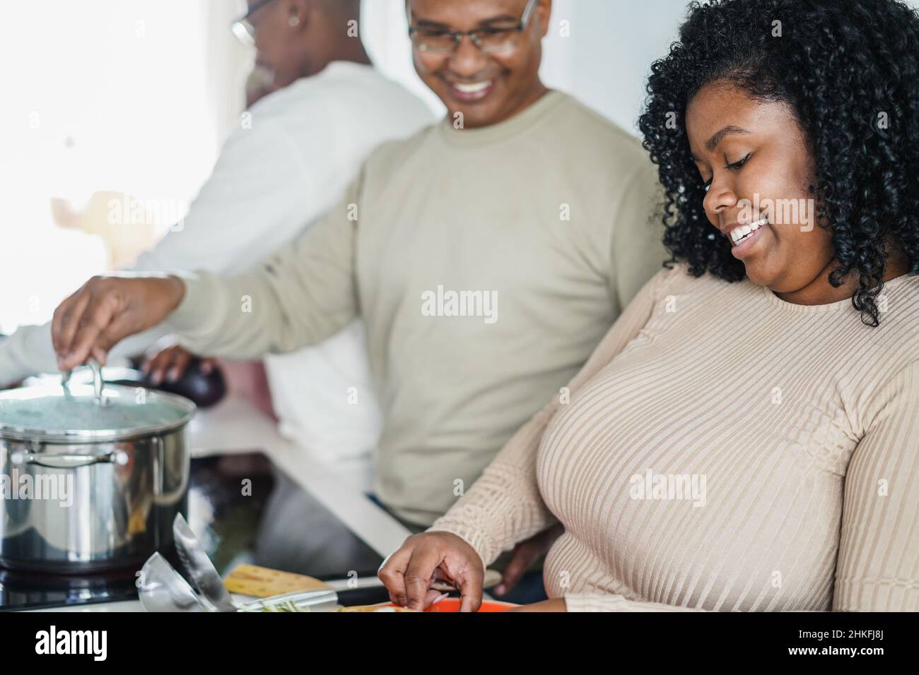 Bonne cuisine familiale noire à l'intérieur de la cuisine à la maison - Focus sur le visage de fille Banque D'Images