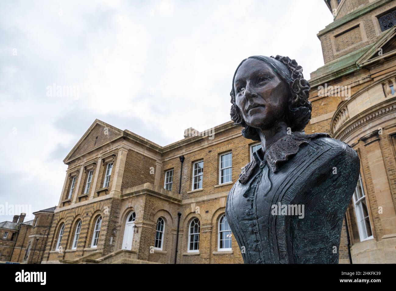 Nouvelle statue de Florence Nightingale par Amy Goodman en face de l'ancien hôpital militaire de Cambridge à Aldershot, maintenant appartements, Hampshire, Royaume-Uni Banque D'Images