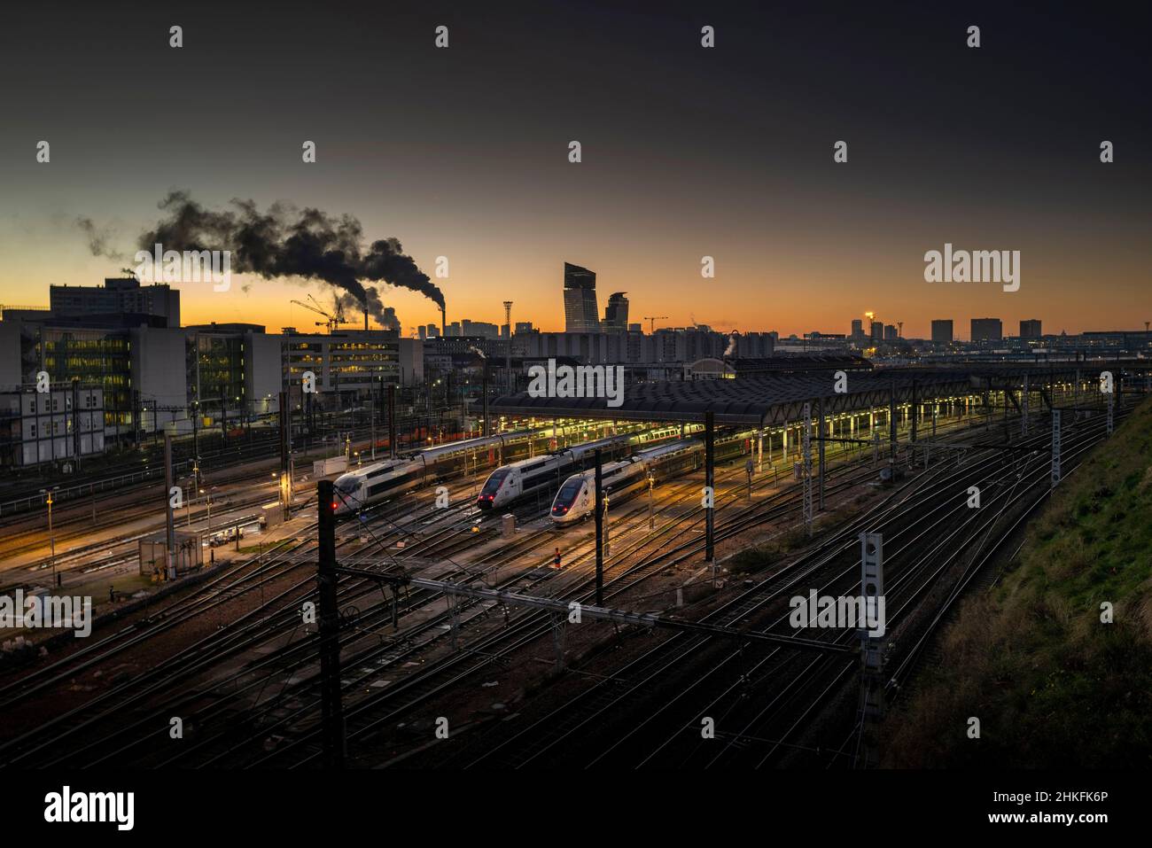 France, Paris, les Tours Duo de Jean nouvel derrière la gare SNCF de