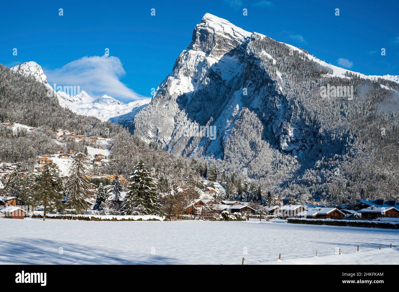 France, haute-Savoie (74), massif du Chablais, Samoëns, Grand massif,Le village avec la montagne Criou en arrière-plan (2 227m) Banque D'Images
