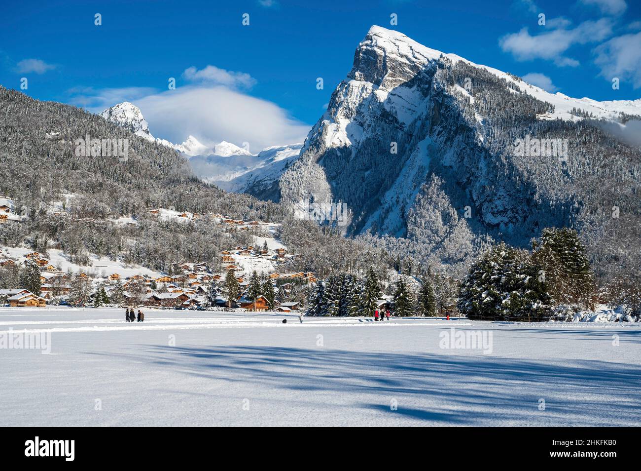 France, haute-Savoie (74), massif du Chablais, Samoëns, Grand massif,Marcheurs dans la neige près du village avec la montagne Criou en arrière-plan (2 227m) Banque D'Images