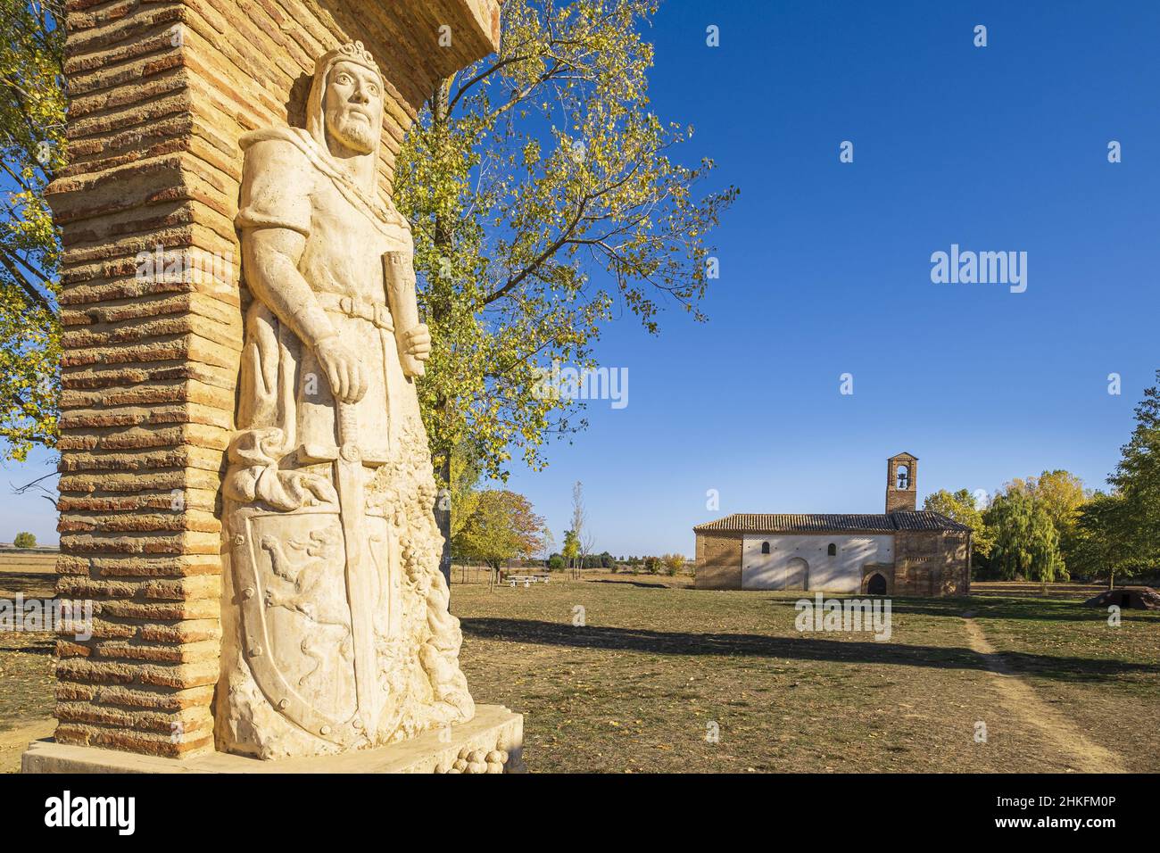 Espagne, Castille et León, Sahagun, scène sur la Camino Francés, route espagnole du pèlerinage à Saint-Jacques-de-Compostelle, classée au patrimoine mondial de l'UNESCO, 13th siècle Virgen del Puente Hermitage, sculpture du roi Alfonso VI, fondateur du Sahagun et protecteur du Camino Banque D'Images
