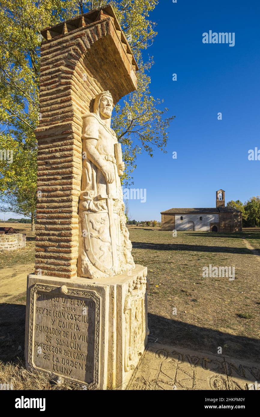 Espagne, Castille et León, Sahagun, scène sur la Camino Francés, route espagnole du pèlerinage à Saint-Jacques-de-Compostelle, classée au patrimoine mondial de l'UNESCO, 13th siècle Virgen del Puente Hermitage, sculpture du roi Alfonso VI, fondateur du Sahagun et protecteur du Camino Banque D'Images