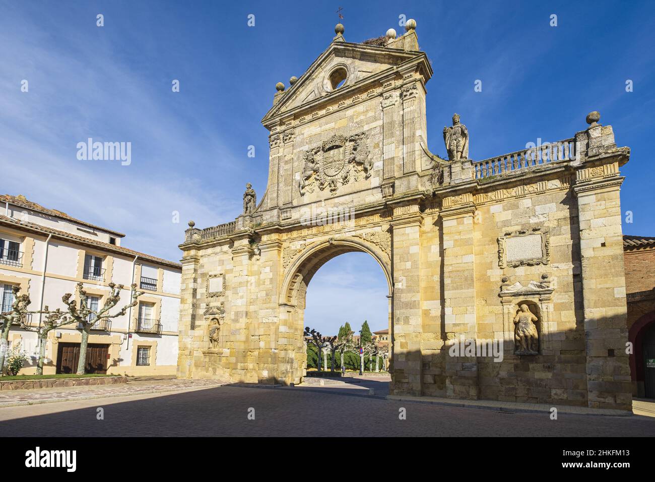 Espagne, Castille et León, Sahagun, scène sur le Camino Francés, route espagnole du pèlerinage à Saint-Jacques-de-Compostelle, classé au patrimoine mondial de l'UNESCO, ruines du monastère royal de San Benito, Arc de San Benito construit en 1662 Banque D'Images