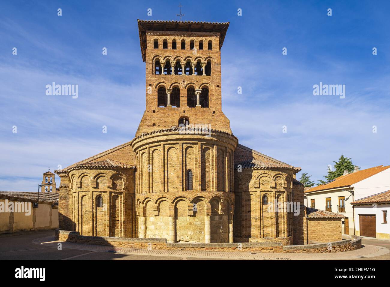 Espagne, Castille et León, Sahagun, scène sur la Camino Francés, route espagnole du pèlerinage à Saint-Jacques-de-Compostelle, classée au patrimoine mondial de l'UNESCO, église de San Tirso construite au 12th siècle, représentant de l'art roman-mudéjar de Leonese Banque D'Images